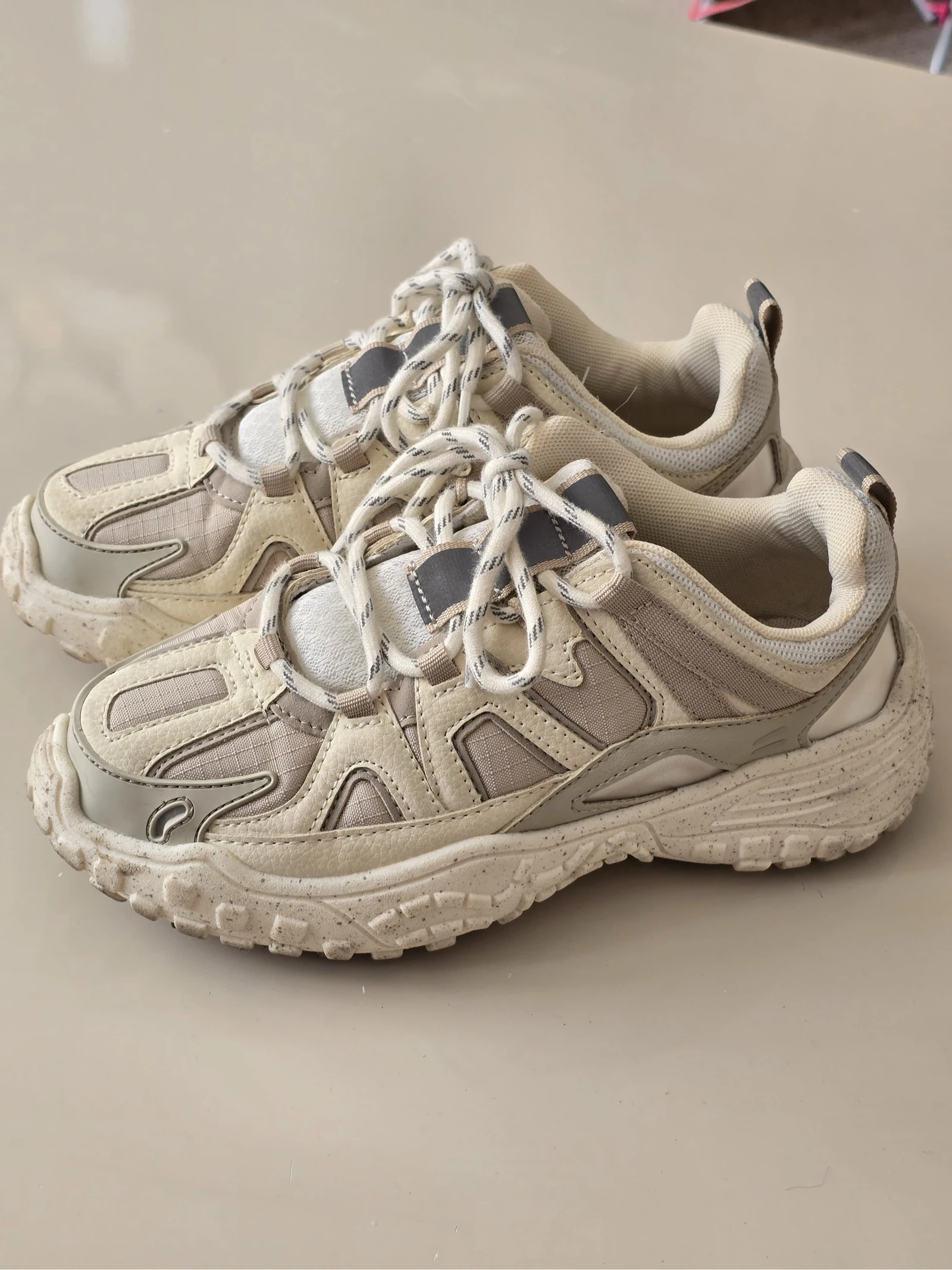 Titre : Baskets chunky Zara beige et crème – Style outdoor / dad shoes – Pointure 34